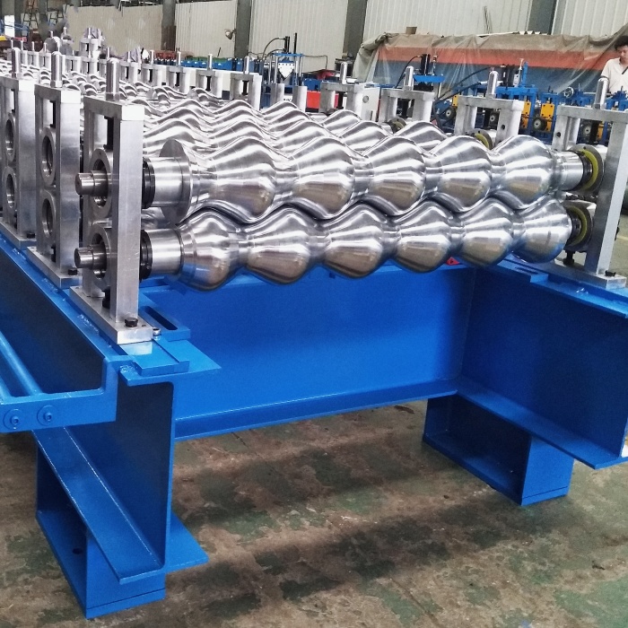What main components does a roll forming machine include?